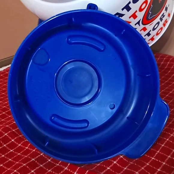 GATORS 64 OZ Mug/Small Cooler. Featuring The University Of Florida Gators. - Picture 12 of 16